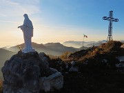 06 In vetta Cornagera (1311 m) con la Bianca Madonnina e la bella croce